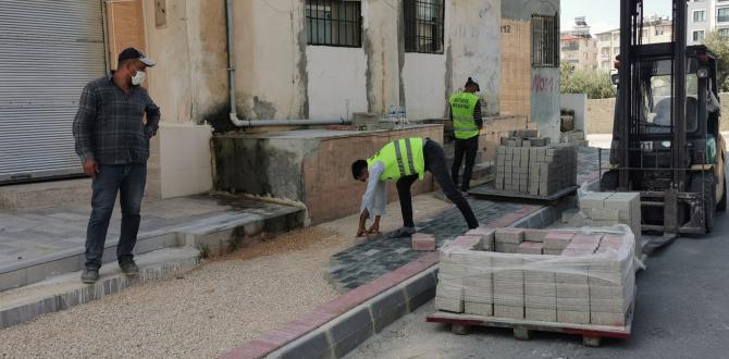 ASFALT ÇALIŞMALARI TAMAMLANAN SOKAKLARDA KALDIRIMLAR DA YENİLENİYOR