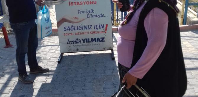 PAZARLARDA MASKE DAĞITIMI DEVAM EDİYOR