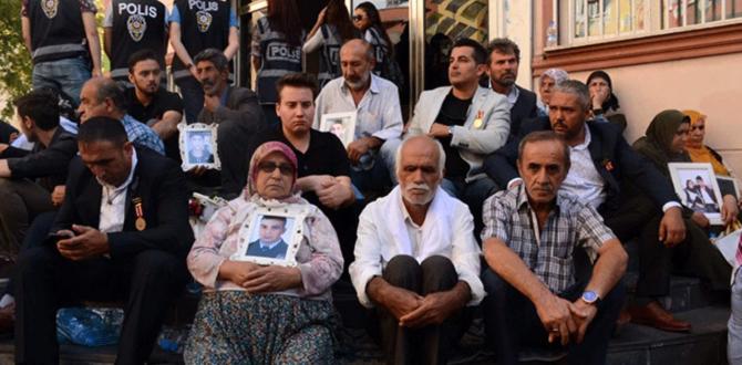 HDP önündeki evlat nöbeti eylemine Hataylı aile de katıldı