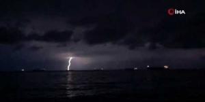 Hatay’da ay yıldız manzaralı şimşek şöleni