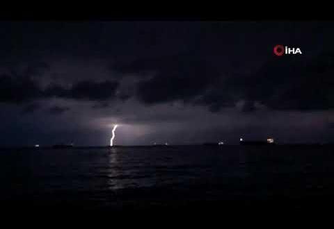 Hatay’da ay yıldız manzaralı şimşek şöleni