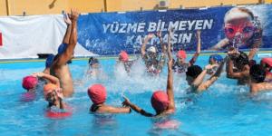 Türk ve Suriyeli çocuklar yüzerek kaynaşıyor