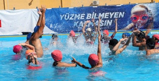 Türk ve Suriyeli çocuklar yüzerek kaynaşıyor