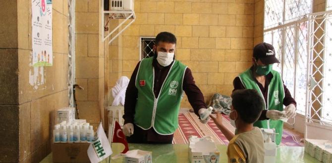 Afrin’de maske ve el dezenfektanı dağıtıldı