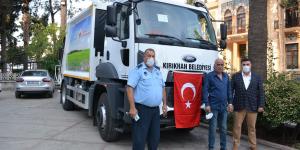 ÇEVRE VE ŞEHİRCİLİK BAKANLIĞI KIRIKHAN BELEDİYESİNE ÇÖP KAMYONU HİBE ETTİ