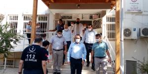 İL SAĞLIK MÜDÜRÜ’NDEN AMBULANS SERVİSİ BAŞHEKİMLİĞİ’NE SÜRPRİZ ZİYARETHatay İl Sağlık Müdürü Dr. Mustafa HAMBOLAT,12 Eylül Dünya İlk Yardım günü münasebetiyle daha önce gerçekleştirmeyi düşündüğü İl Ambulans Servisi Başhekimliği ziyaretini bugün yaptı. Yapılan bu anlamlı ziyarette Sayın İl Sağlık Müdürü’ne, Acil Sağlık Hizmetleri Başkan ve Yardımcısı, Halk Sağlığı Hizmetleri Başkanı, Destek Hizmetleri Başkanı, Personel Hizmetleri Başkanı ve Kamu Hastaneleri Hizmetleri Başkanı eşlik etti.  İl Ambulans Servisi Başhekimi Dr. Mehmet KAÇIRA, ziyarete gelen heyeti kapıda karşılayarak, İlimizde yürütülen 112 Acil Sağlık Hizmetleri, Ambulans ve Vaka Hizmetleri, Personel ve teçhizat donanımı hakkında detaylı bilgiler sundu. Daha sonra Sayın HAMBOLAT, çağrı merkezi ve 112 Acil Yardım ambulanslarında görevli sağlık personelleri ile bir araya gelerek bir süre sohbet etti ve yürüttükleri zorlu ve meşakkatli görevlerinden dolayı teşekkürlerini sundu, başarılar diledi.  Sayın İl Sağlık Müdürü Dr. Mustafa HAMBOLAT;’’Hatay 112 İl Ambulans Servisi Başhekimliği olarak Hatay ilinde,74 adet tam donanımlı kara ambulansı,2 adet motosiklet ambulans,1 adet paletli kar ambulansı,3 adet dört yataklı tam donanımlı kara ambulansı,1 adet yoğun bakım/obezite ambulansı ile halkımıza hizmet sunumunu gerçekleştirmeye çalışıyoruz. Ayrıca,4 adet A tipi(Hekimli),2 adet B tipi,4 adet C tipi olmak üzere toplam 60 Acil çağrı istasyonumuz ve bir adet komuta kontrol merkezi ile bildirilen vakaları kabul ederek hastaların en hızlı şekilde sağlık tesislerine sevk organizasyonlarını gerçekleştiriyoruz. ‘dedi. Sayın HAMBOLAT,112 Acil Sağlık Hizmetlerinin önemli bir sağlık hizmeti olduğunu, bu pozisyonlarda çalışan, görev alan ve sorumlulukları hayli fazla olan sağlık personellerinin, müdahalesindeki etkinlik, verimlilik ve kaliteyi her zaman üst seviyede tutmaya çalıştıklarını da ifade etti. HAMBOLAT, “Sağlık politikalarındaki ani gelişmeler, Korona Virüs salgını ile mücadele, teknolojik yenilikler ve ifa edilen meşakkatli çalışmalarla acil sağlık hizmetlerinde ciddi gelişmeler elde etmemize, Bakanlığımızca sürekli olarak yayınlanan kamu spotlarına ve her kademede verilen bunca eğitimlere rağmen maalesef asılsız ihbar sayısı ve karşılığı olmayan çağrıların halen yüksek olması bizleri üzüyor. 112 Acil hattını gereksiz yere meşgul etmemeliyiz ve trafikteki Acil Yardım Ambulanslarına yol verme hususunda daha duyarlı olmalıyız.112 Acil çağrı hattının bir gün kendimiz veya sevdiklerimiz için lazım olabileceğini asla unutmamalıyız.’’ dedi.