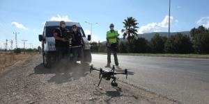 Kırmızı ışığı geçtiler drone’a yakalandılar