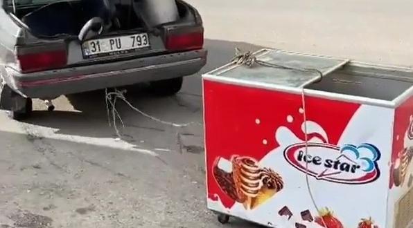 Arabasına bağladığı dondurma dolabını çekmeye çalıştı