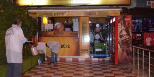 Büfe sahibi, iş yerinin önünde silahlı saldırı sonucu öldürüldü