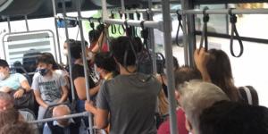 Halk otobüsünde sosyal mesafe hiçe sayıldı