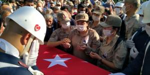 Şehit eşinin kamuflajını giydi