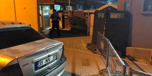 Arkadaşıyla iddiaya girdi, arabayı motosikletin üzerine sürdü