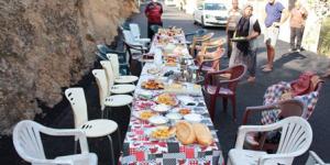 Yollarının asfaltlanmasını sokakta kahvaltı yapıp dua ederek kutladılar