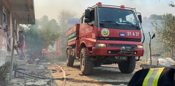 Samandağ’da örtü yangını korkuttu