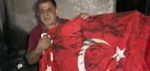 Alevlerin sardığı evde, Türk bayrağı yanmadı