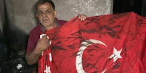 Alevlerin sardığı evde, Türk bayrağı yanmadı