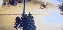 Evin önünden yapılan motosiklet hırsızlığı kameraya yansıdı