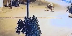 Evin önünden yapılan motosiklet hırsızlığı kameraya yansıdı