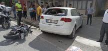 Motosiklet otomobile çarptı: 2 yaralı