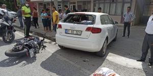 Motosiklet otomobile çarptı: 2 yaralı