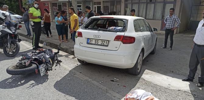 Motosiklet otomobile çarptı: 2 yaralı