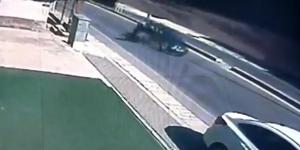 Otomobilin çarptığı motosikletten böyle savruldular