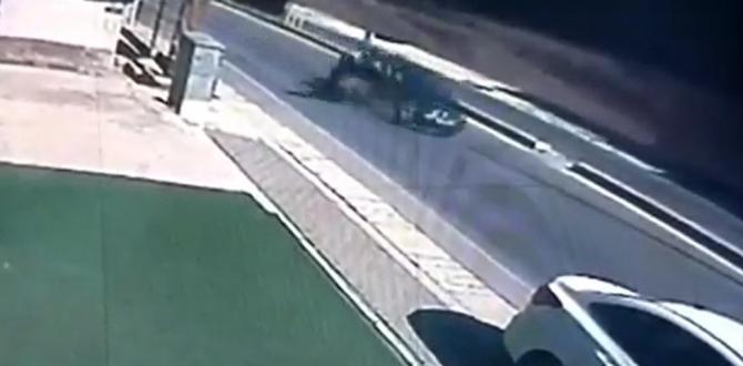 Otomobilin çarptığı motosikletten böyle savruldular