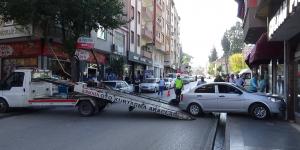 Sürücü direksiyon başında kalp krizi geçirince araç pastane duvarına çarptı