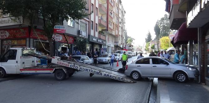 Sürücü direksiyon başında kalp krizi geçirince araç pastane duvarına çarptı