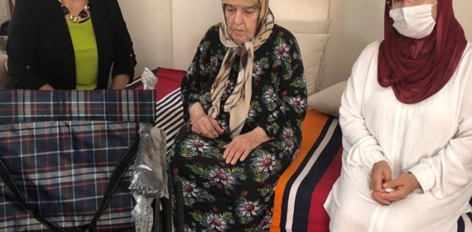 BAŞKAN YILMAZ’IN TALİMATLARI İLE  YAŞLI TEYZEYE TEKERLEKLİ SANDALYESİ TESLİM EDİLDİ