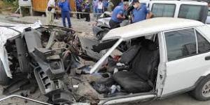 Ticari araçla çarpışan otomobil ikiye bölündü: 8 yaralı