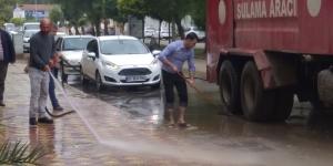 KIRIKHAN BELEDİYESİ ŞİDDETLİ YAĞIŞLARDAKİ TEDBİR ÇALIŞMALARI İLE OLASI TEHLİKELERİ ÖNLEDİ