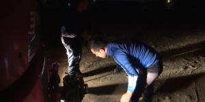 Çamura saplanan araçları itfaiye kurtardı