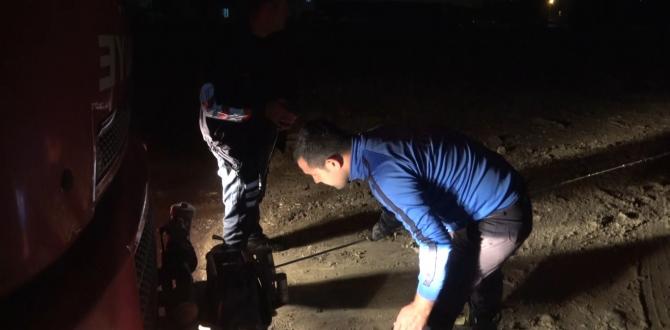 Çamura saplanan araçları itfaiye kurtardı