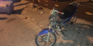 Kontrolden çıkan motosiklet çöp konteynerine çarptı