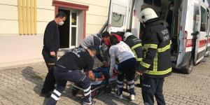 Çatıdan düşen işçiyi itfaiye kurtardı