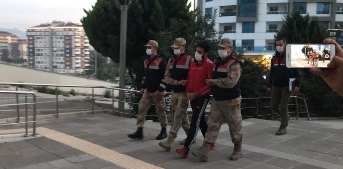 Jandarmanın önünden geçerken tabancalı poz veren şahıs tutuklandı