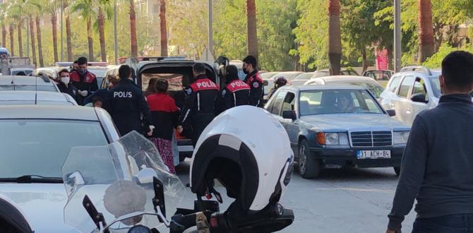 Yan kesici kadın, polisi görünce soyunmaya kalktı