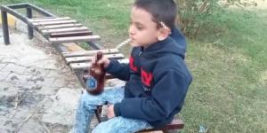 Küçük çocuğun eline içki, sigara verip o anları kaydettiler