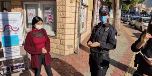 Payas’ta polis kadına şiddetinin önlenmesi için broşür dağıttı