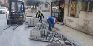 ASFALT ÇALIŞMALARI TAMAMLANAN SOKAKLARDA KALDIRIMLAR DA YENİLENİYOR