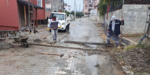 SAMANDAĞ BELEDİYESİ EKİPLERİ YOL YAPIM ÇALIŞMALARINI SÜRDÜRÜYORLAR