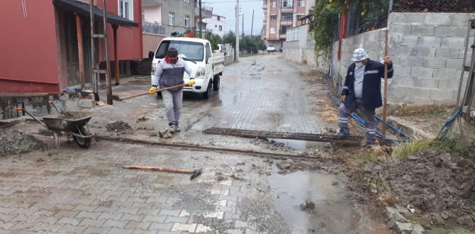 SAMANDAĞ BELEDİYESİ EKİPLERİ YOL YAPIM ÇALIŞMALARINI SÜRDÜRÜYORLAR