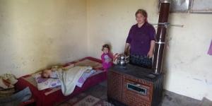 Sokağa atıldılar, kapısız penceresiz tek odalı eve sığındılar