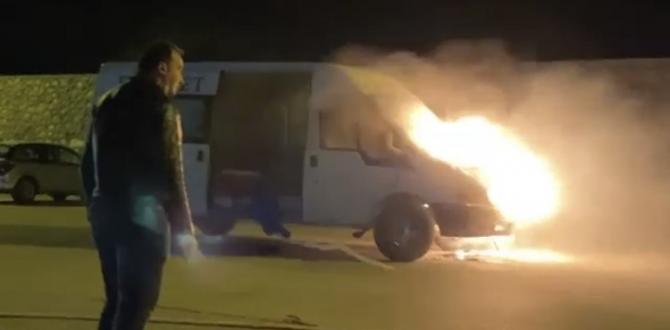 Hatay’da park halindeki minibüs alev alev yandı