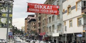 Hatay’da “Dikkat korona yoğun bölge” yazılı afişler asıldı