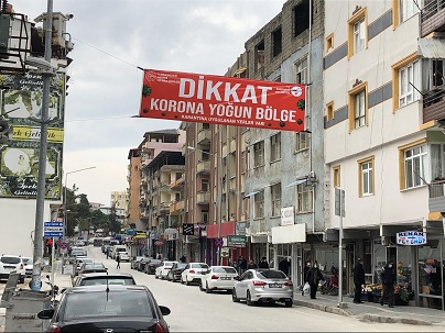 Hatay’da “Dikkat korona yoğun bölge” yazılı afişler asıldı