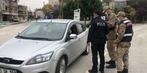 Korona denetiminde vatandaş polis ve jandarmaya kolonya ikram etti