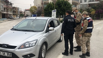 Korona denetiminde vatandaş polis ve jandarmaya kolonya ikram etti