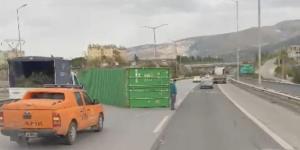 Fırtına tırda yüklü konteynerleri devirdi